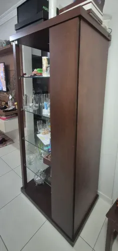 Cristaleira de vidro em MDF