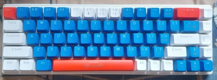 Vendo um teclado mecânico usado poucas vezes 2 tecla com defeito a tecla delete e Romi