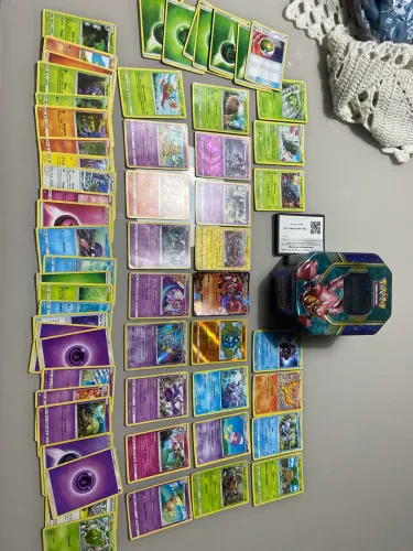 Lote de Cartas Pokémon Originais + Raras + Lata - Ótimo para Colecionador