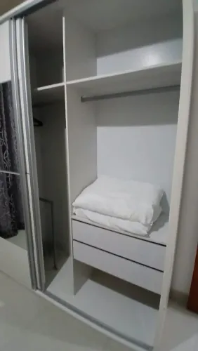 Guarda roupas branco