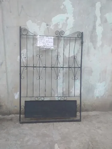 Vende-se um lindo portão de ferro usado em ótimo estado de conservação não perca.