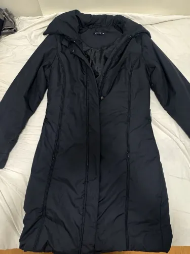 Jaqueta tecido 100% poliéster, com toque tipo nylon, macio e levemente acetinado