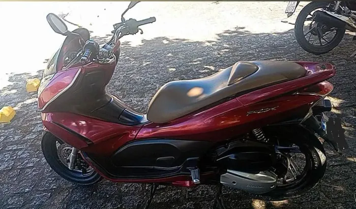 Vendo PCX muito bem cuidada e conservada, revisão em dias, funcionando perfeitamente...