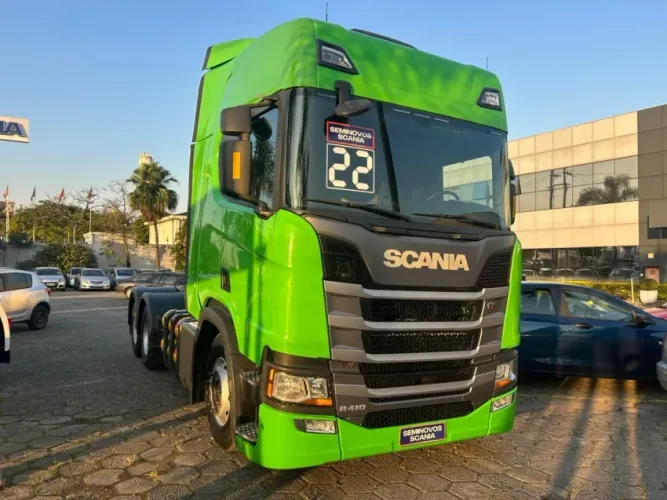 SCANIA CAMINHÃO A GÁS R410 6X2 2022 - Pneus novos, Defletor de ar, Farol no teto.