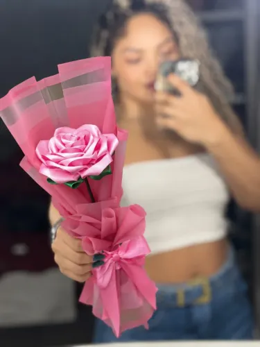 ?BUQUÊS DE ROSAS DE CETIM (presenteie com flores que duram)?