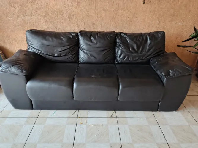 Sofá de couro preto