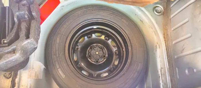Vendo roda de ferro aro 14, 5 furos, original de estepe Volkswagen. Em bom estado.a