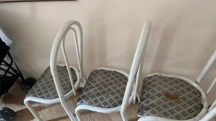 Vende se 04 cadeiras