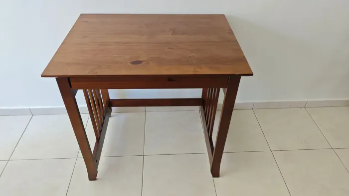 Mesa com Pés de Madeira