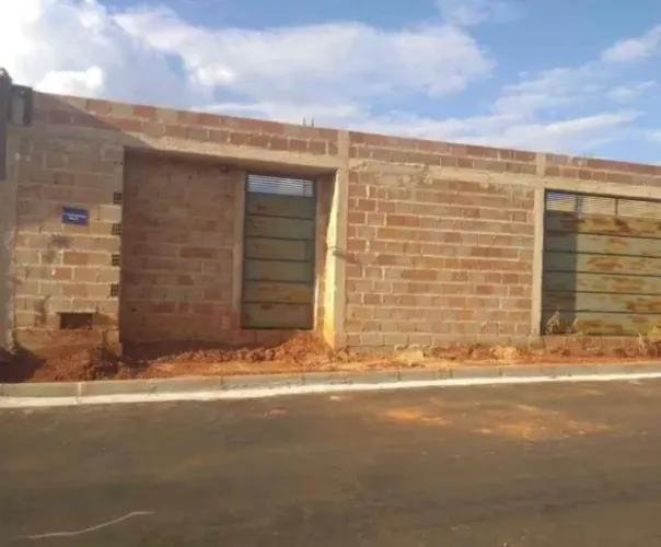 Lote com benfeitorias 240 m2