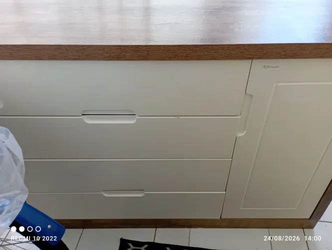 Cômoda com 4 gavetas