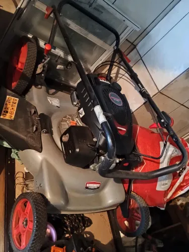 Máquina de cortar grama a gasolina