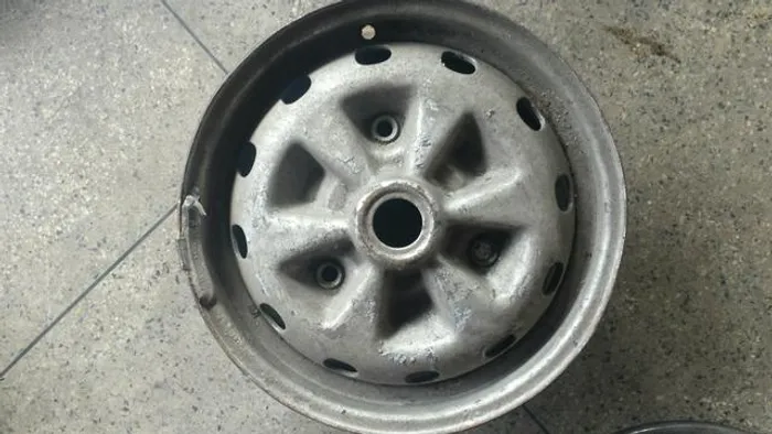 Roda de ferro aro 13 Ford corcel Prata usada 3 furos