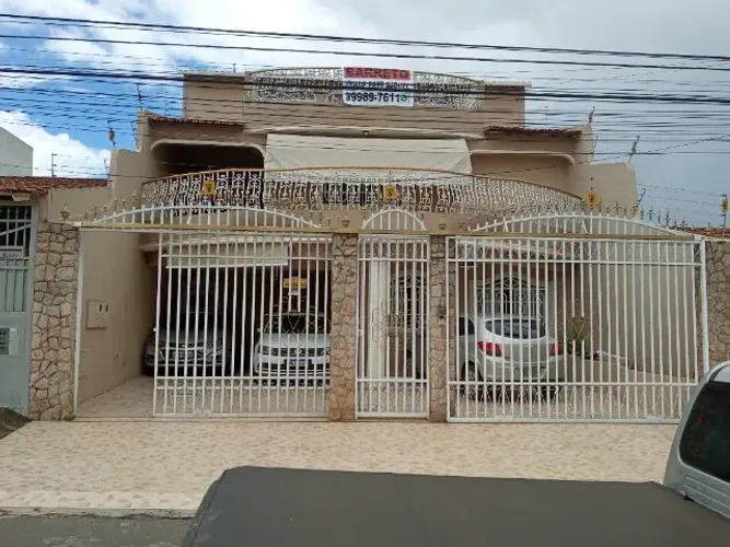 Excelente sobrado QNM 01 Ceilândia Centro com carta de habite-se. Aceita financiamentos.