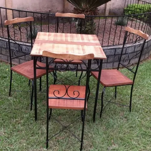 Jogo de mesa com 4 cadeiras rústico 