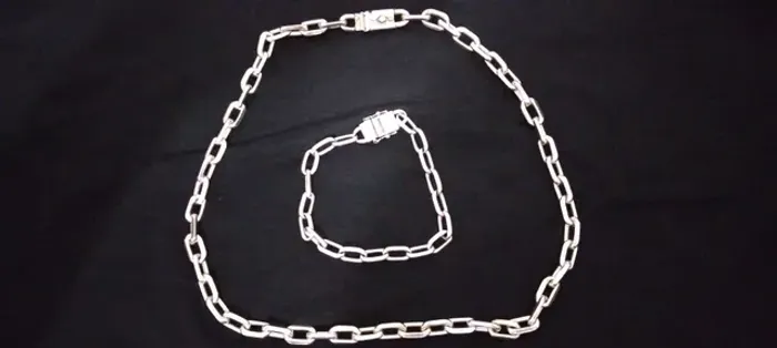 Vendo cordão e pulseira de prata