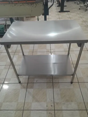 Bancada Mesa de inox industrial com uma prateleira lisa. Medidas: 1.00x60x90