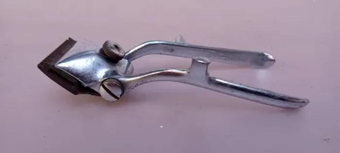 Máquina antiga de cabelo corneta