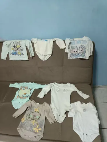 Lote de Roupas de Bebê - Bodies e Blusas