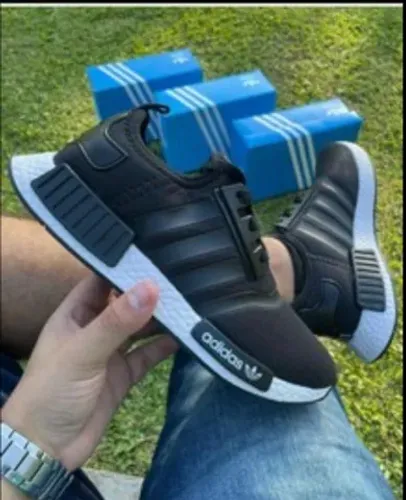 Tênis esportivo Adidas 