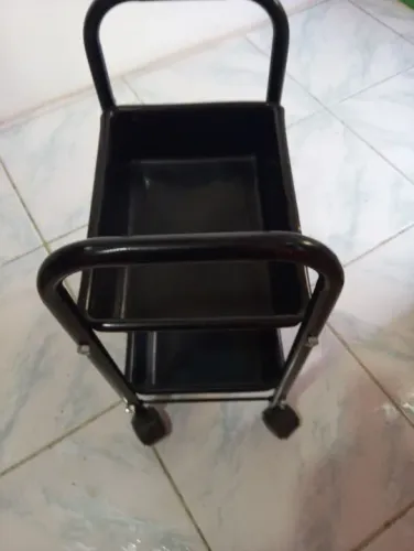 Vende esses kit -Exposição de esmalte<br>1- carrinho de manicure.<br>1-Apoio da mão.