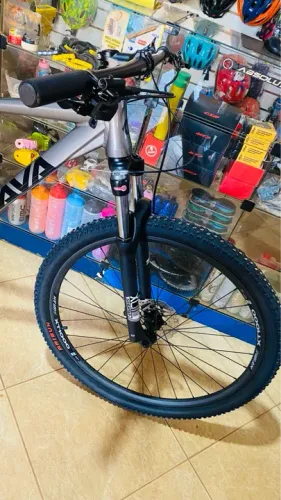MTB ARO 29 RAVA SHIMANO CUES 1X10 SUSPENSÃO SUNTOUN FREIOS HIDRÁULICO SHIMANO MT200