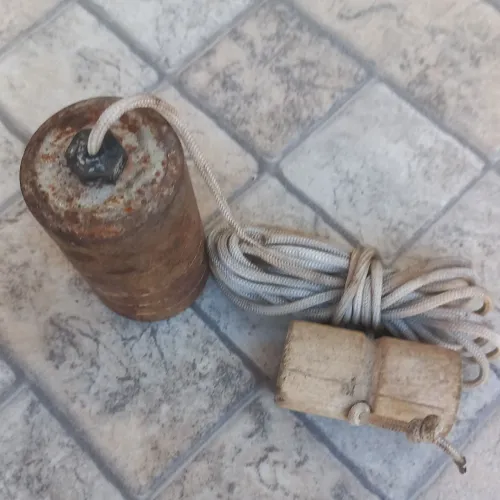 Antigo prumo de mão ferro ferramenta antiga pedreiro ferramenta manual construção civil