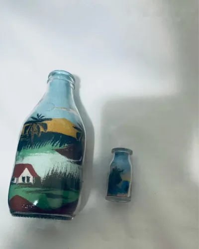 2 garrafas em areia colorida , feito à mão