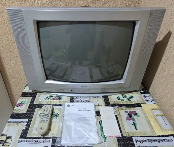 TV 21" LG tubo, tela semiplana com aparelho conversor digital e conversor para HDMI.
