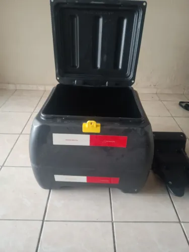 Baú 100 LT + suporte removível pra moto 