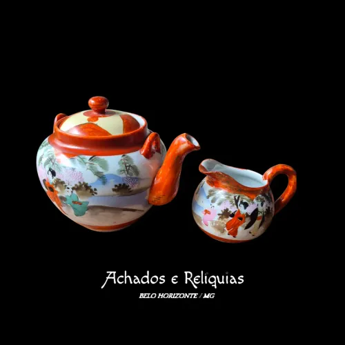 Chaleira e leiteira em porcelana esmaltada e policromada com decoração oriental