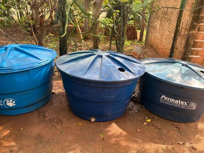 03 Reservatório (s) em polietileno, capacidade 1000 litros com