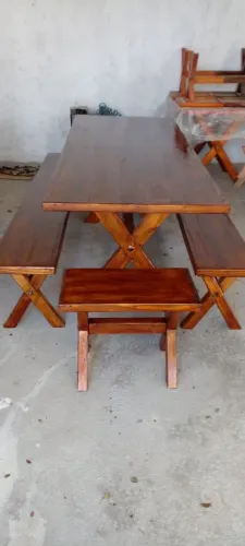 Conjunto de mesa e bancos de madeira