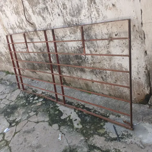 Vende- uma grade de porta 100×220 comp.