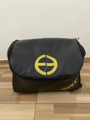 Bolsa Esportiva Preta com Detalhes Dourados