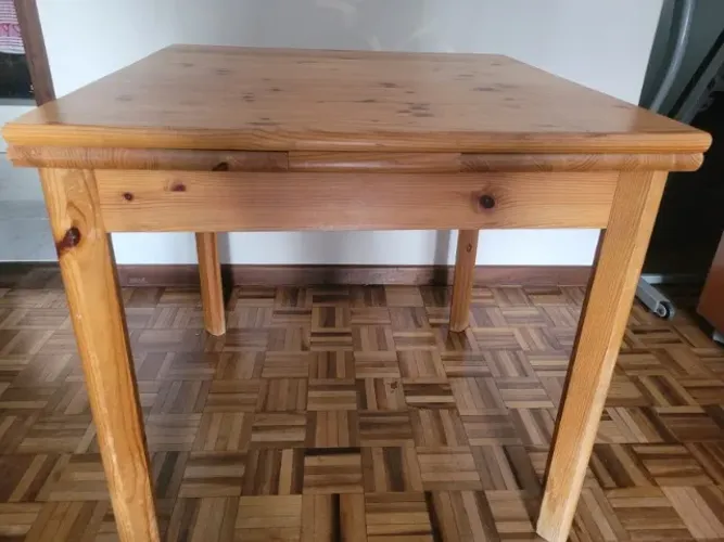 Mesa retrátil de madeira