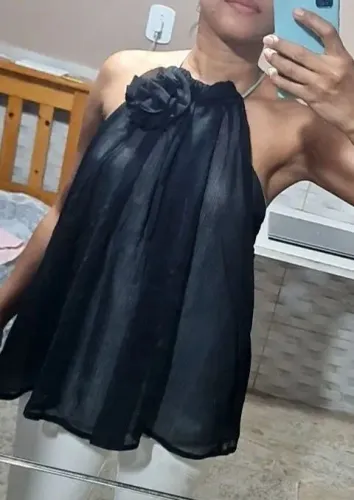 Blusa preto com detalhe de flor