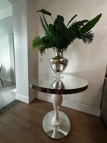 Vaso espelhado com arranjo de plantas verdes artificiais