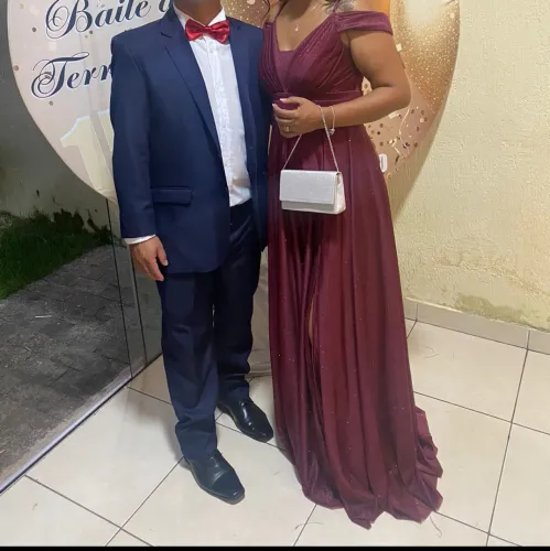 Vestido de festa Marsala com detalhes ombro a ombro e fenda