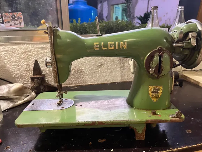 Máquina de Costura Elgin