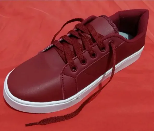 Tênis casual vermelho com solado branco