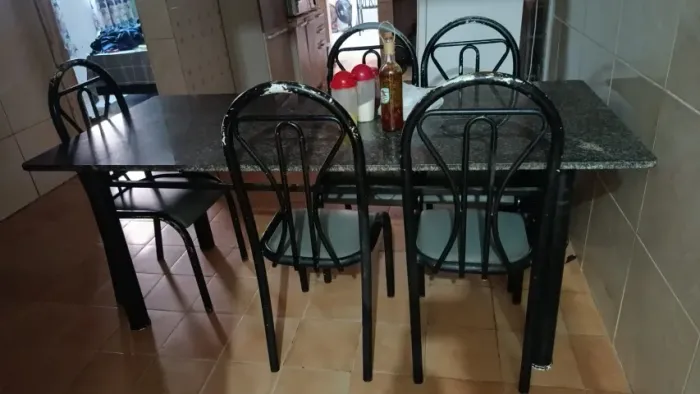 Mesa de jantar 8 lugares, tampo de mármore. 