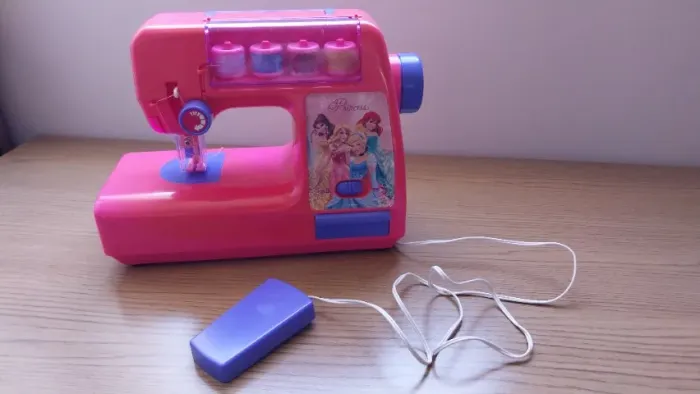 Máquina de costura infantil das princesas - Disney original (usado)