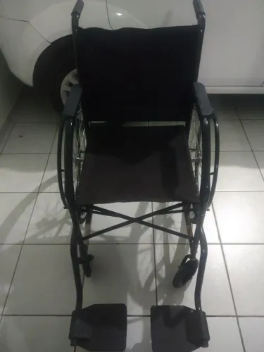 1 Cadeira de rodas e 1 cadeira de banho 