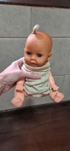 Boneca vintage, com brinco