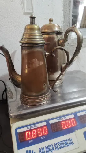 Dois bules antigos de latão