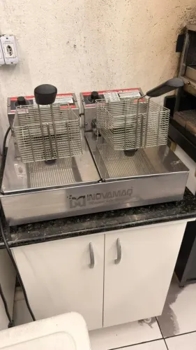 FRITADEIRA PROFISSIONAL INOVAMAQ COM DUAS CUBAS 