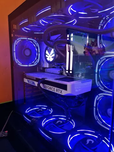 PC Gamer - r7 9700x + rtx 4060 triple fan