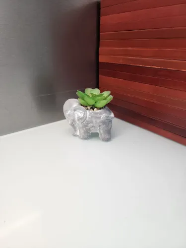 Escultura elefante de concreto com mini suculenta 8cm