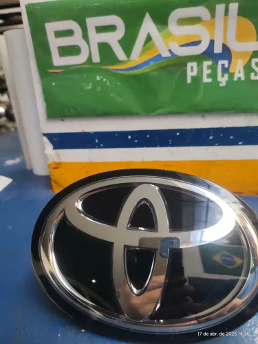 emblema da grade Corolla Cross (garra quebrada)